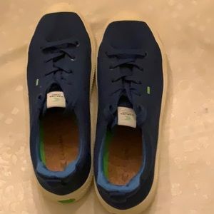 Women Cariuma OCA Low Canvas Sneakers